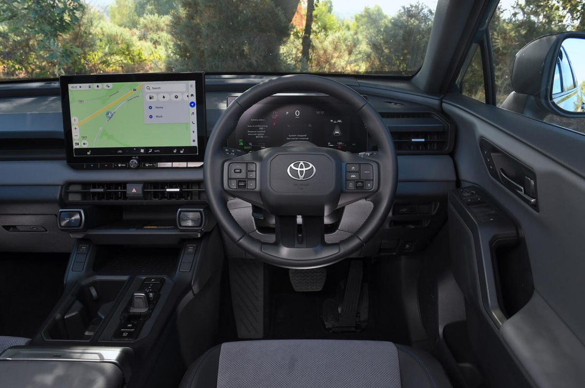 トヨタRAV4 プラグインハイブリッド FWD エクセル（英国仕様）