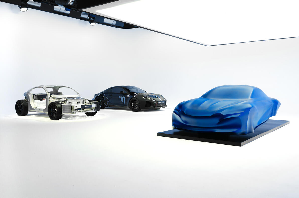 新型A110の彫刻(右)とテスト車両