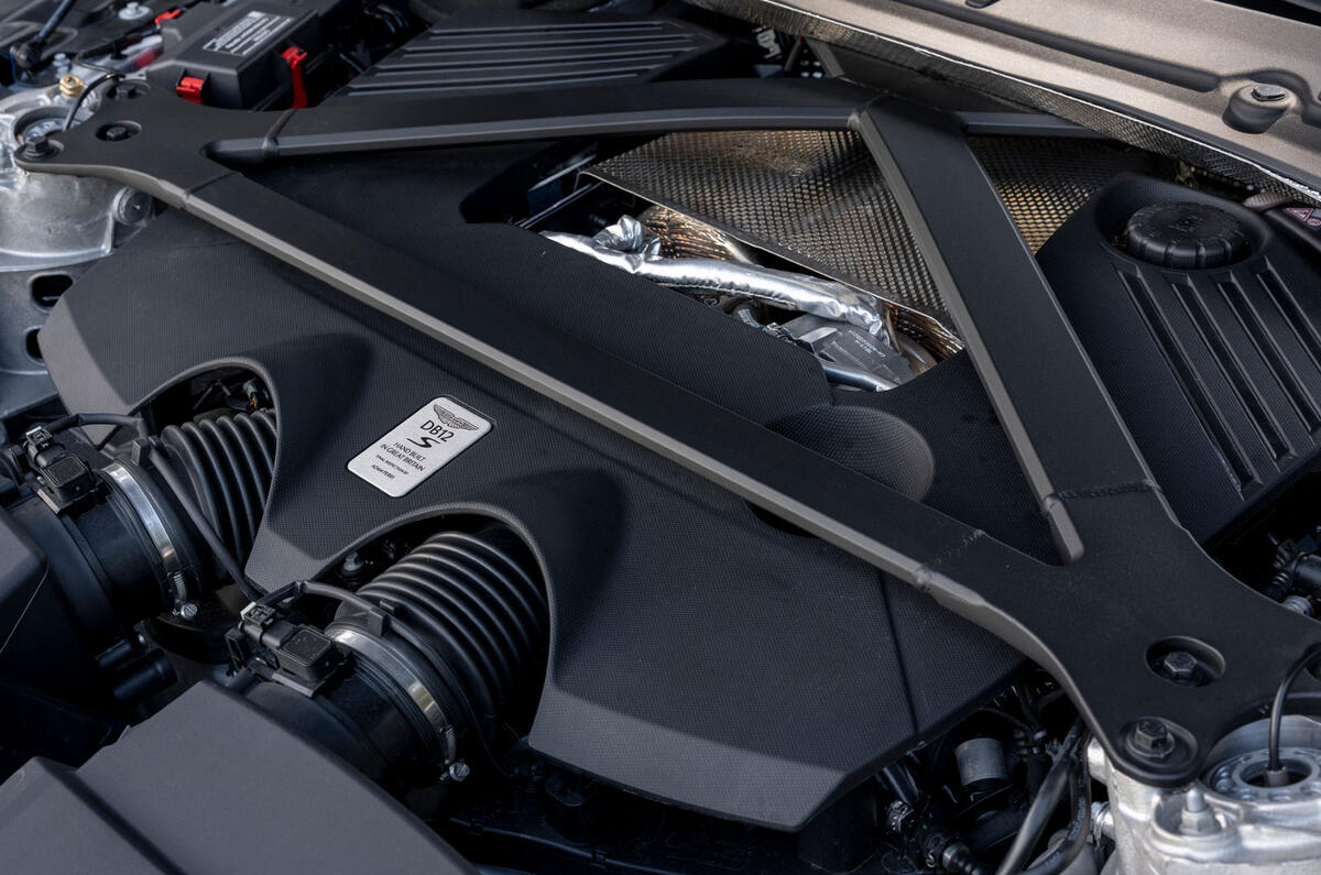 アストン マーティン DB12 S(英国仕様)