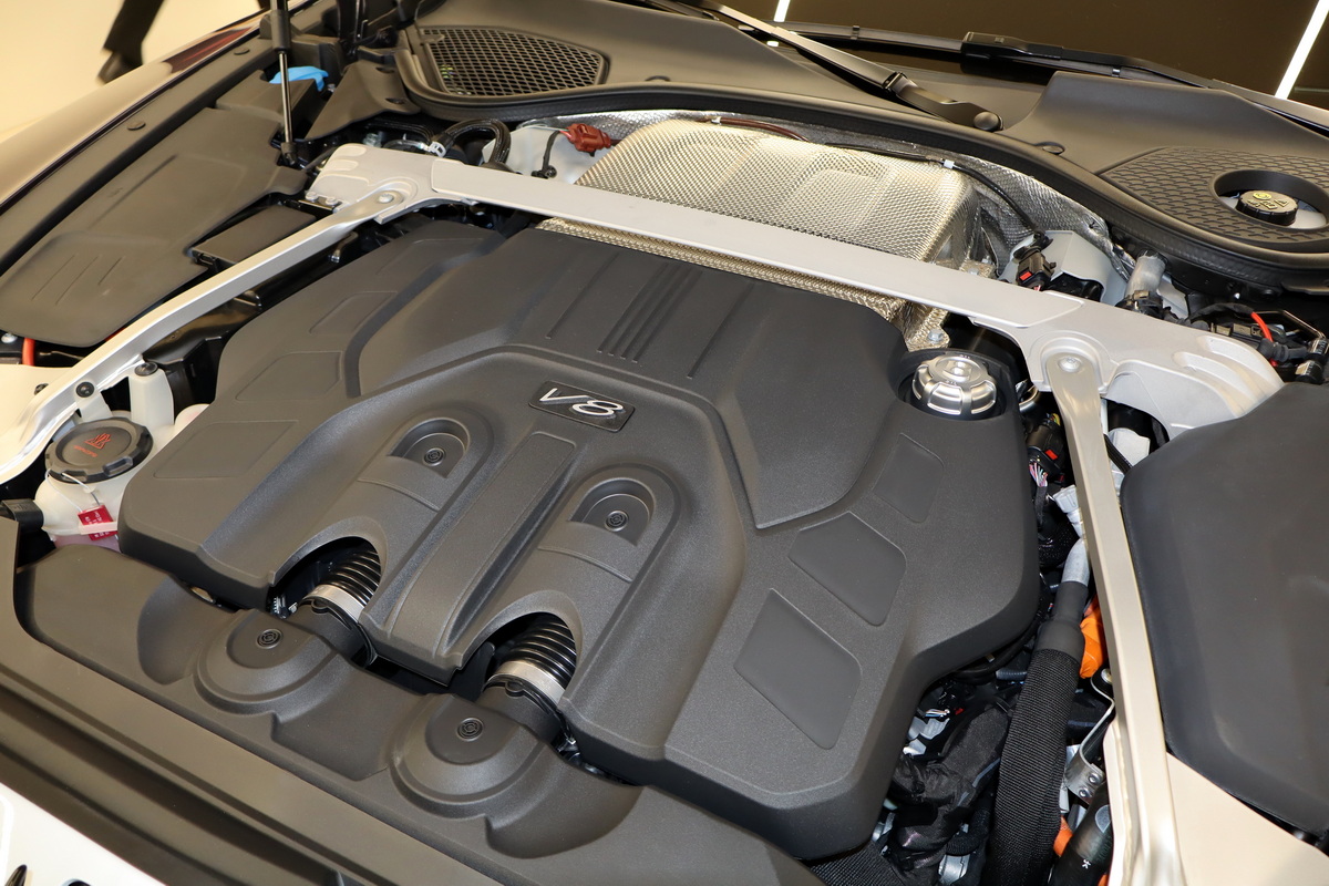 4LのV8ツインターボにモーターを組み合わせたプラグインハイブリッドを採用。