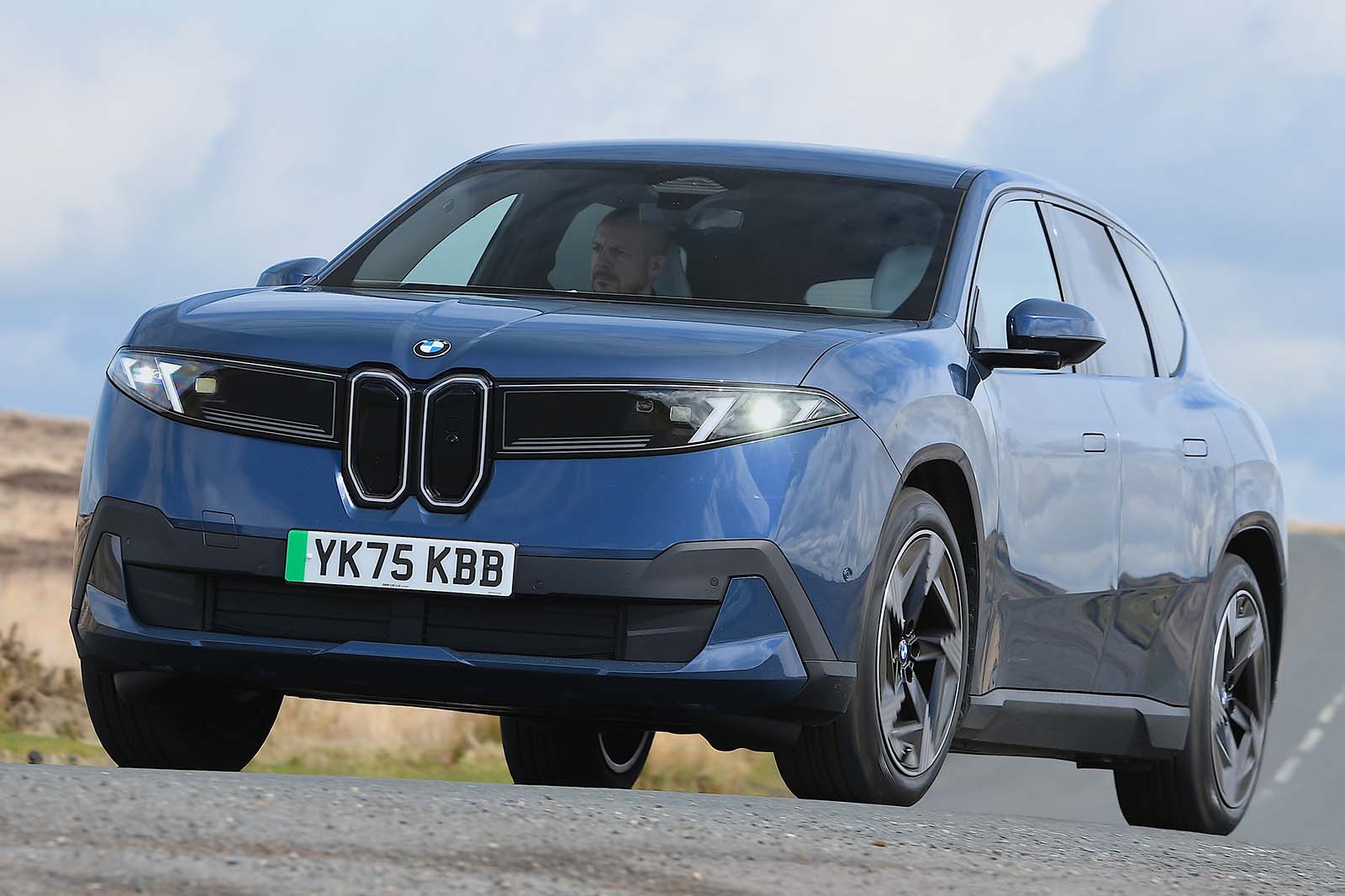 2. BMW iX3 - 最高のドライバー向け高級電動SUV