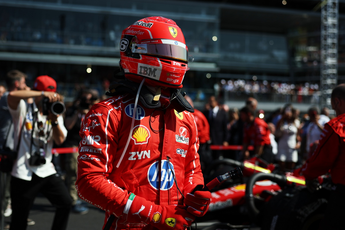 シェルの自動車オイルといえば、F1のフェラーリなどが頭に浮かぶかもしれない。今年も『貝殻マーク』を付け戦っている。写真はイタリアGPにて、シャルル・ルクレール選手。