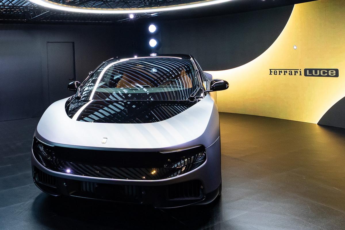 フェラーリ初のEV『ルーチェ』。こちらは招待者向けのプライベートプレビューとなる。