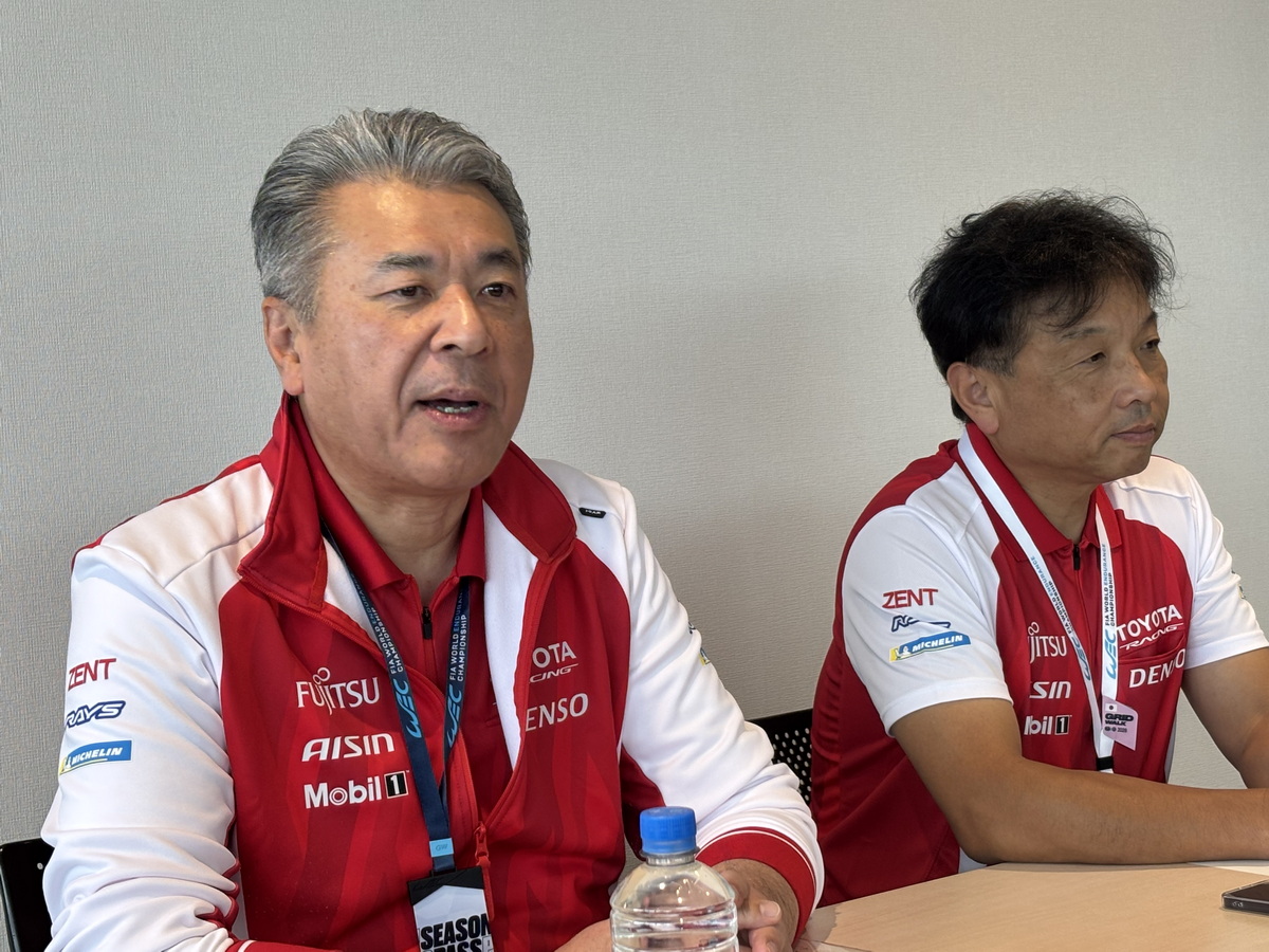 トヨタの取締役副社長CTO（最高技術責任者）でトヨタ・レーシング会長の中嶋裕樹氏（左）。
