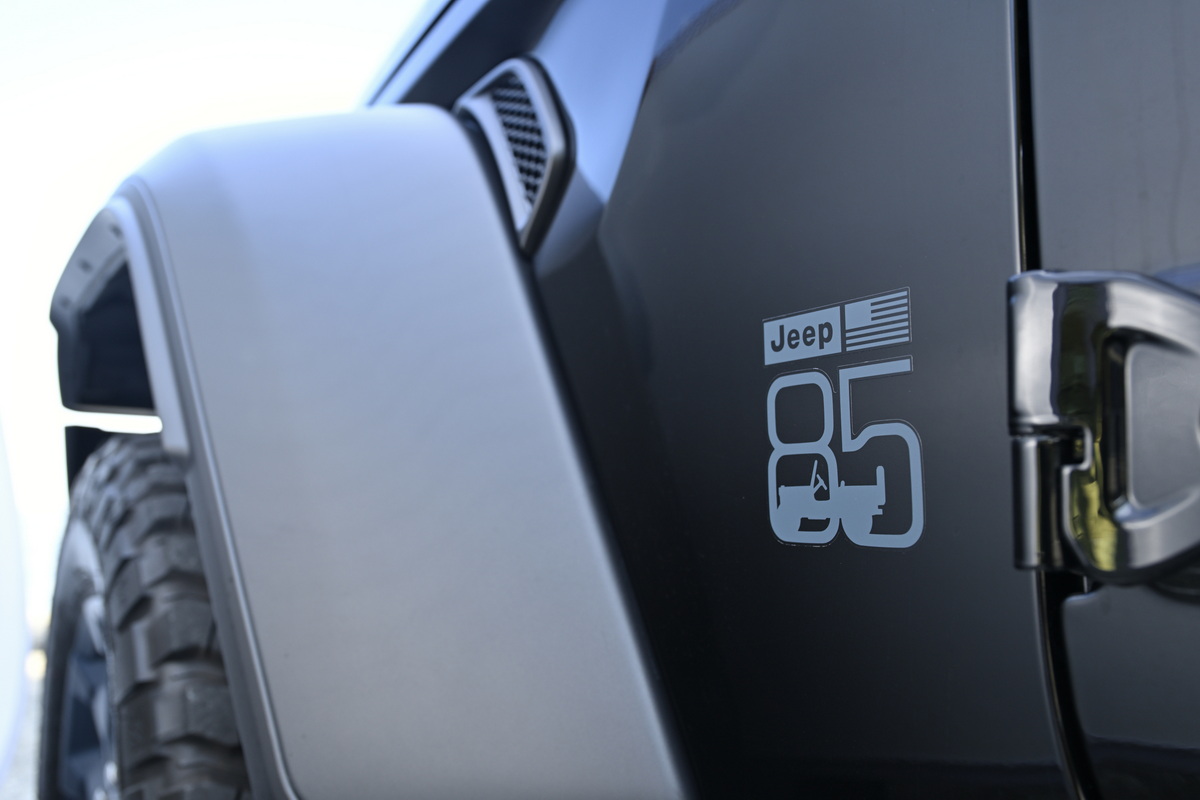 専用の『85th』デカールはブルー・アガベとなっている。