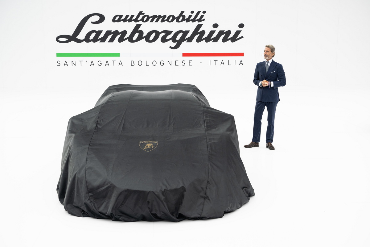 レヴエルトSVのアンベール前に登場したステファン・ヴィンケルマン氏。