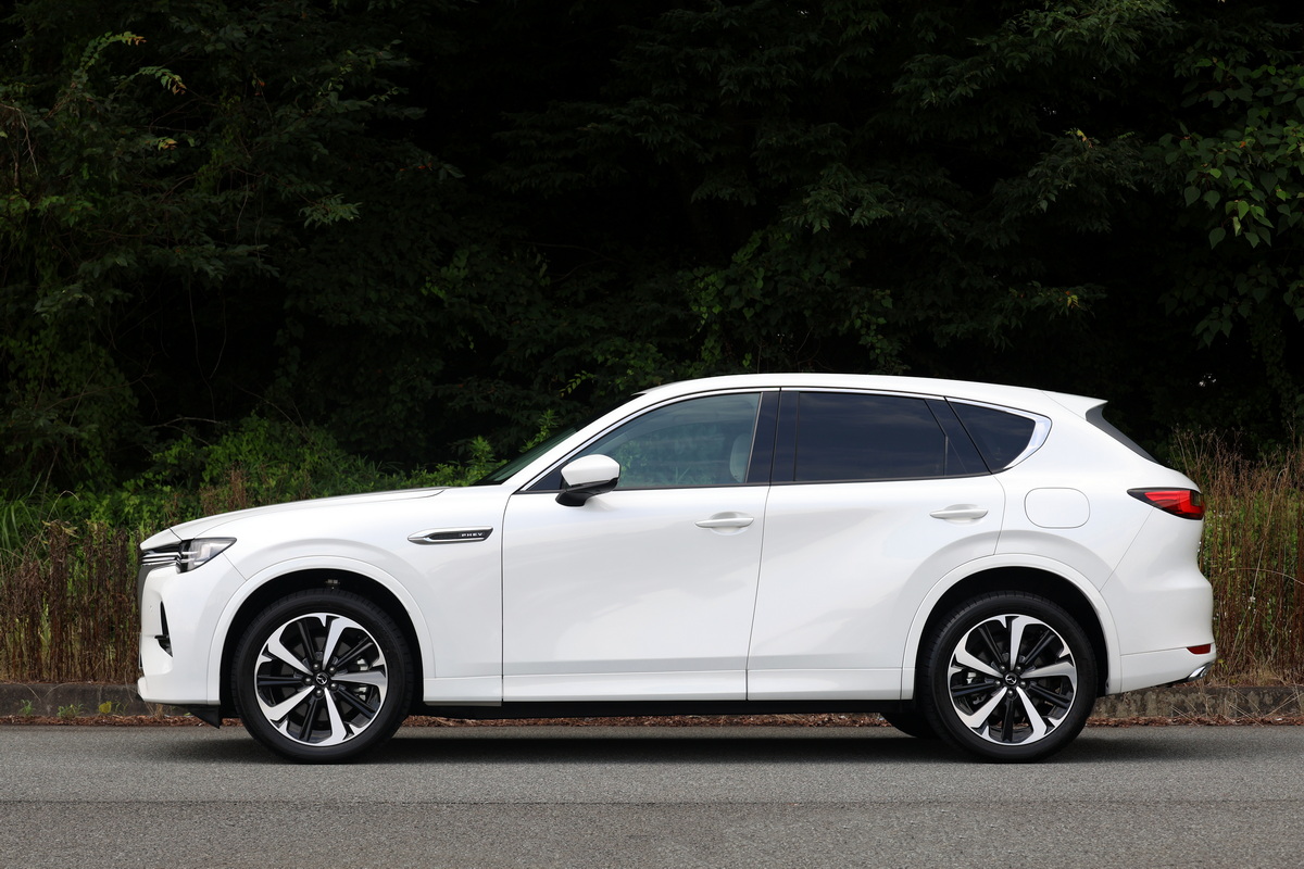 一方の『マツダCX-60PHEVプレミアムモダン』。こちらは標準ボディで2列シートとなる。