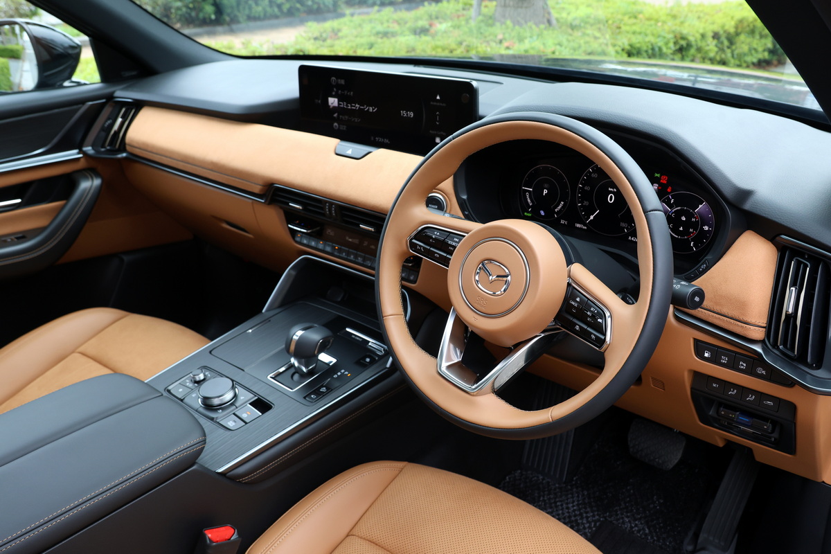色使いに抜群のセンスを感じさせる、CX-80のコクピット。