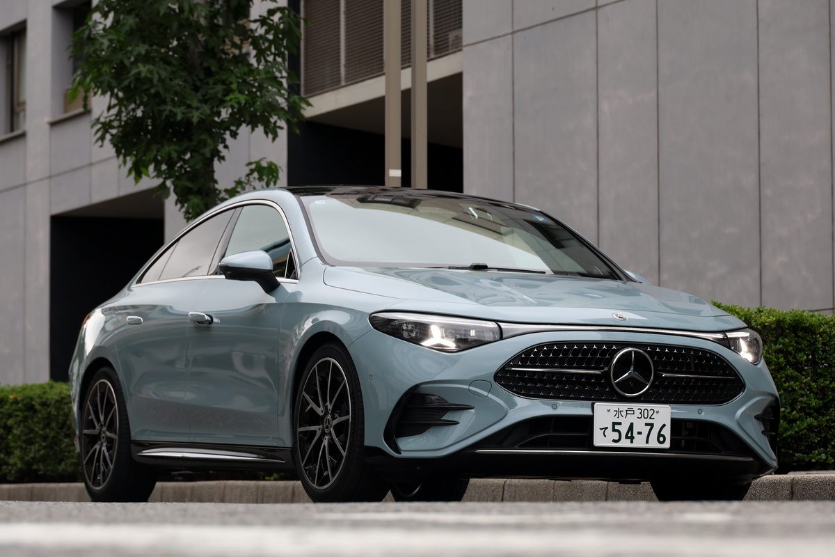 取材車は4ドアセダンの『メルセデス・ベンツCLA220』。ボディカラーはアクアミントとなる。
