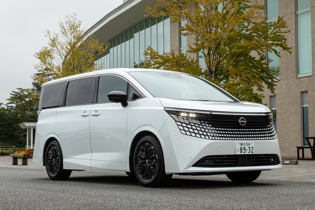 いよいよ発売を開始した新型『日産エルグランド』を渡辺敏史が取材。