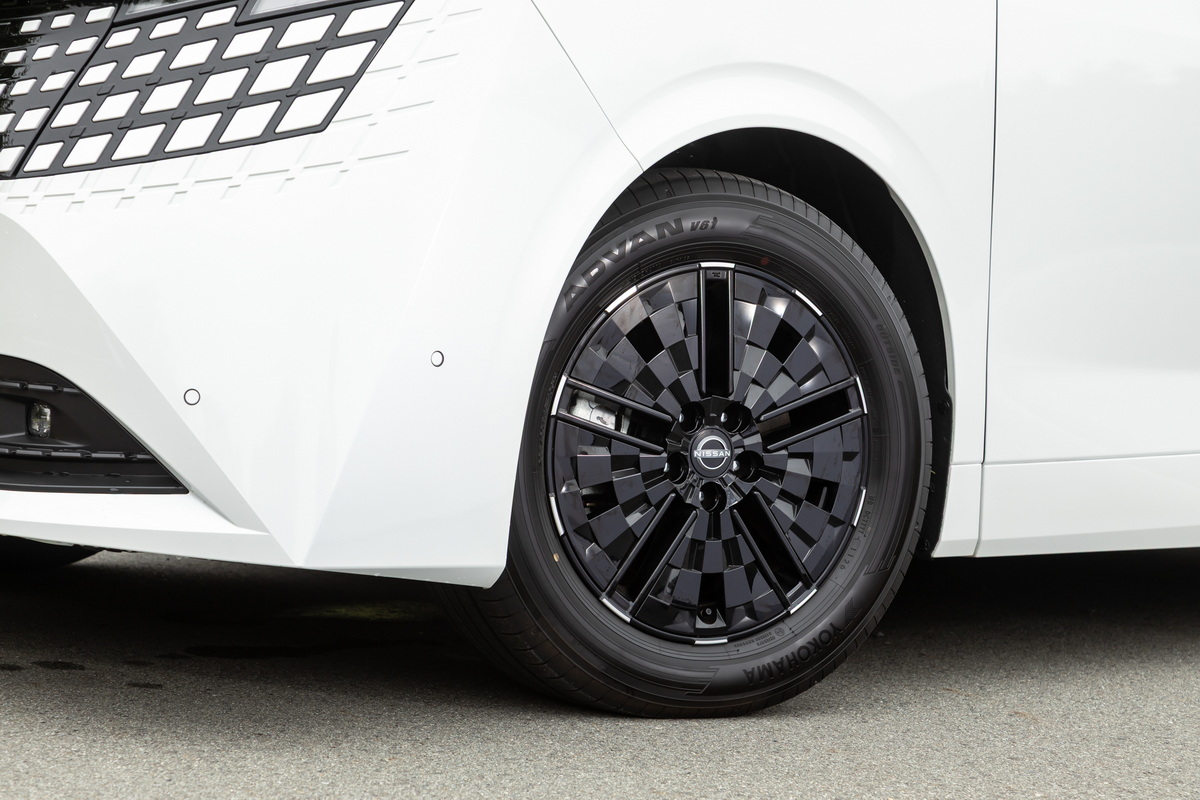 タイヤは235/60R18の1サイズで、取材車の銘柄は横浜ゴムのアドバンV6だった。