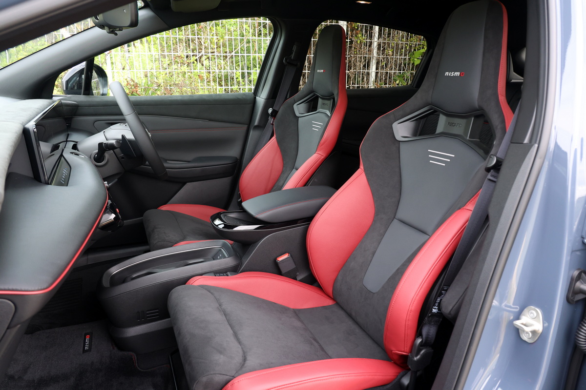 取材車は専用チューニングとなるレカロ製シートを装着。