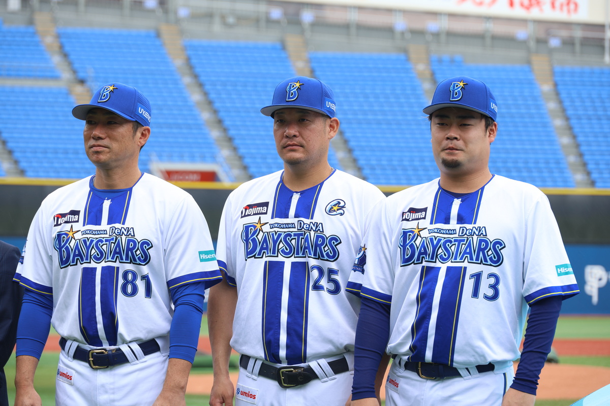 発表会に出席した、左から相川亮二監督、筒香嘉智内野手、伊勢大夢投手。