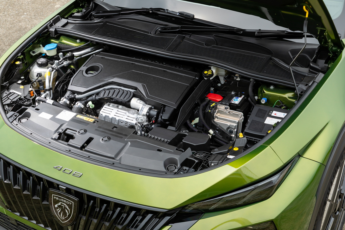1.2L直3ターボとモーターを組み合わせたハイブリッドの最高出力は136ps、最大トルクは230Nm。