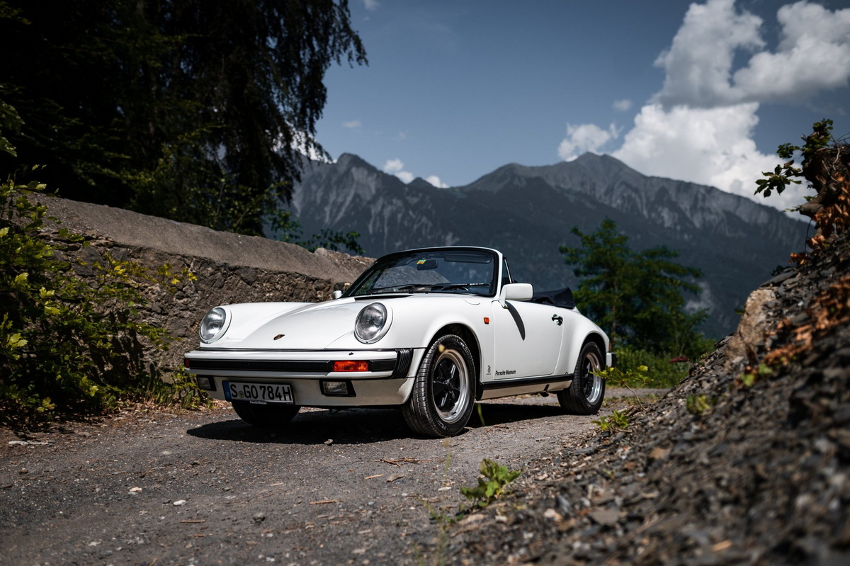 スカートに組み込まれたフォグランプが911カレラ3.2の識別点。