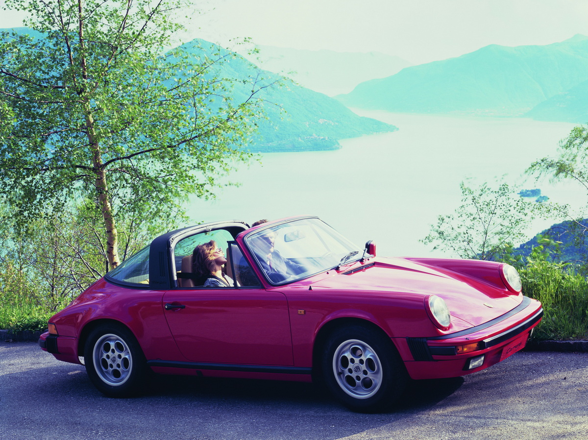 911カレラ3.2には、クーペのほかタルガも用意された。