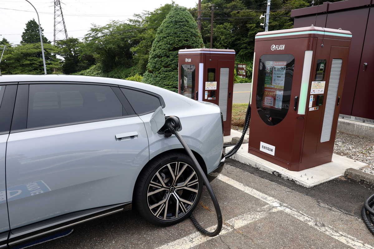 箱根ターンパイク頂上に設置された240kW急速充電器で充電体験。