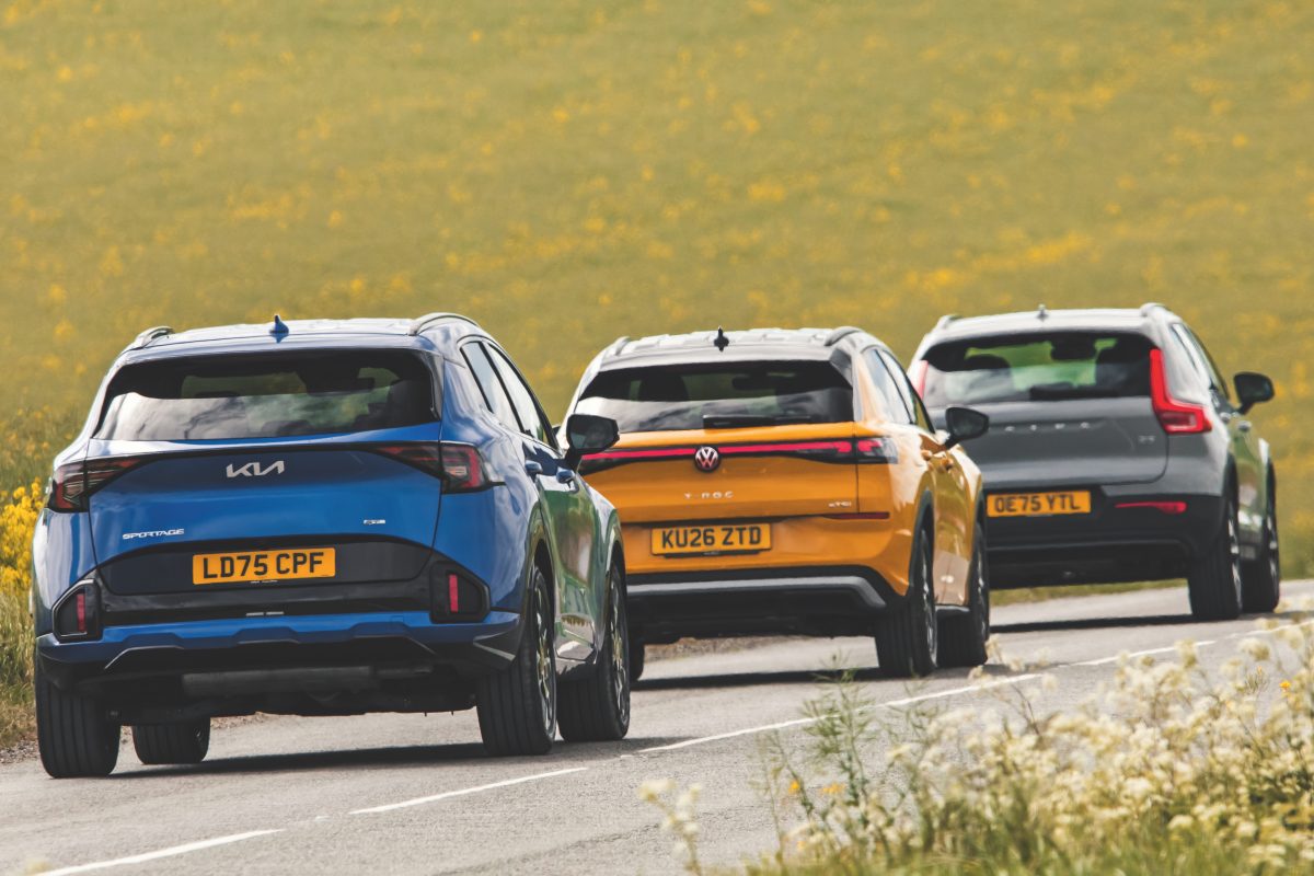 手前からキア・スポーテージと、フォルクスワーゲン Tロック、ボルボXC40