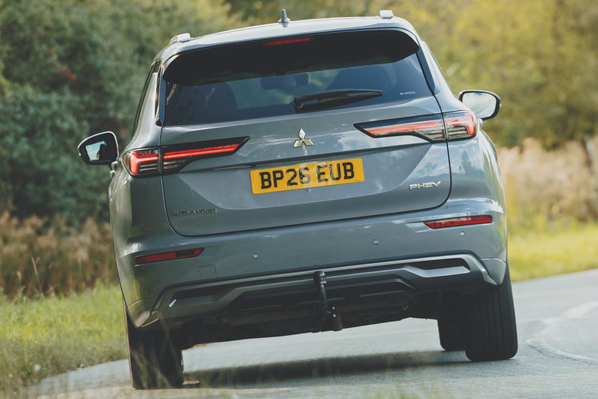 三菱アウトランダー PHEV ダイヤモンド(英国仕様)