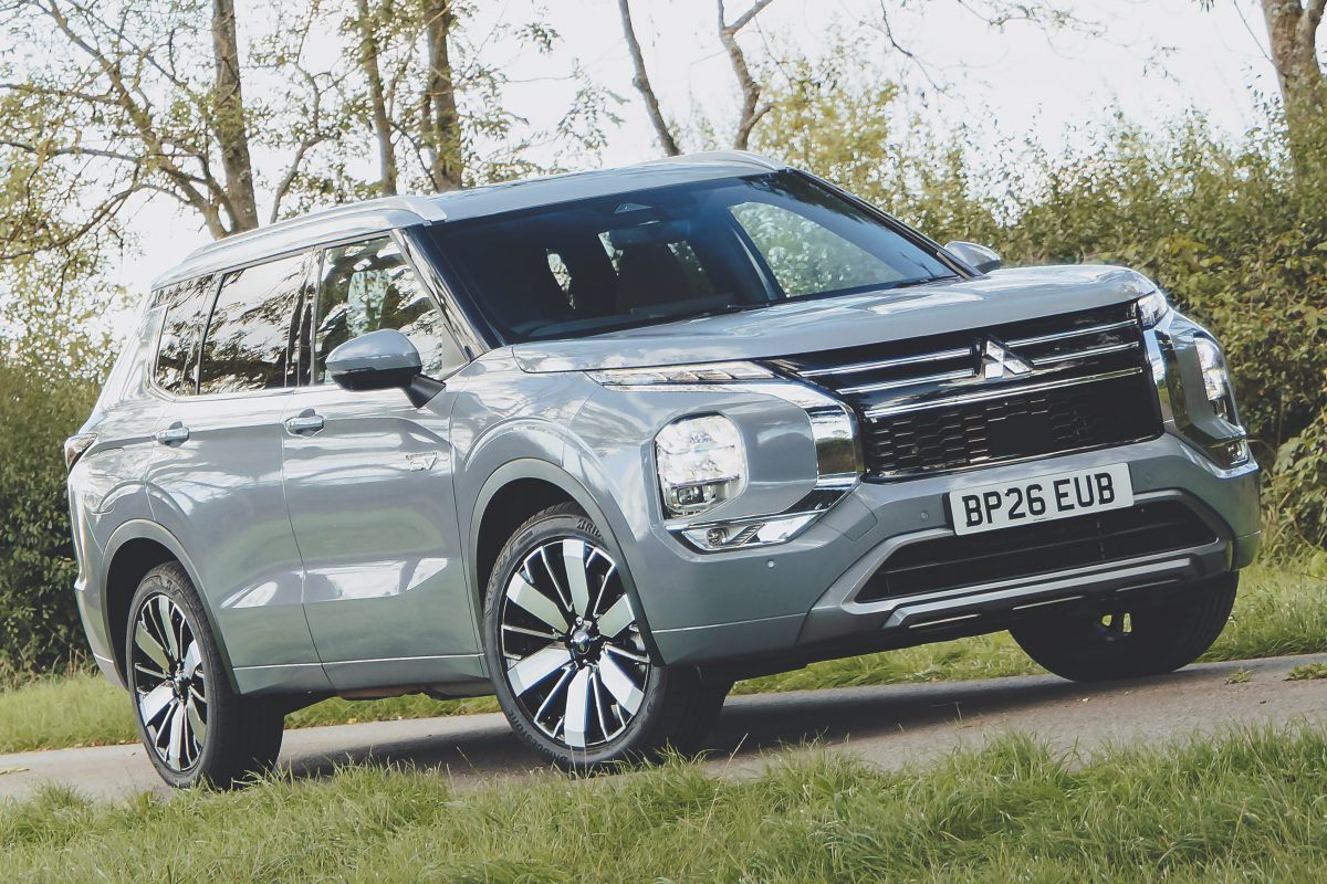 三菱アウトランダー PHEV ダイヤモンド(英国仕様)