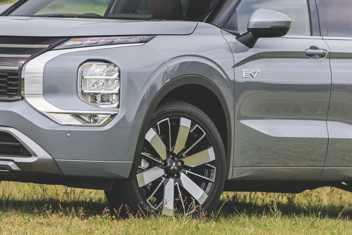 三菱アウトランダー PHEV ダイヤモンド(英国仕様)