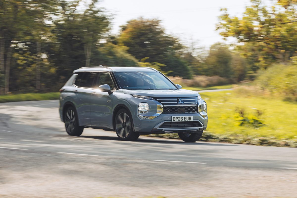 三菱アウトランダー PHEV ダイヤモンド(英国仕様)