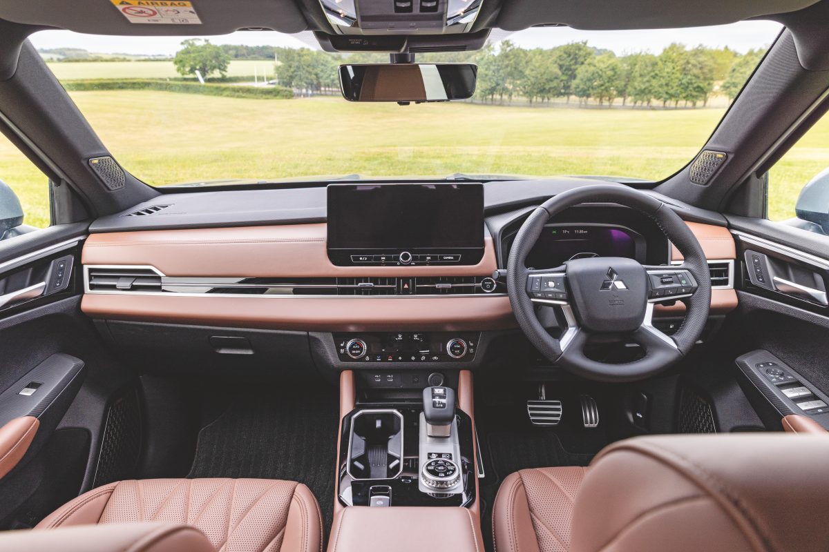 三菱アウトランダー PHEV ダイヤモンド(英国仕様)