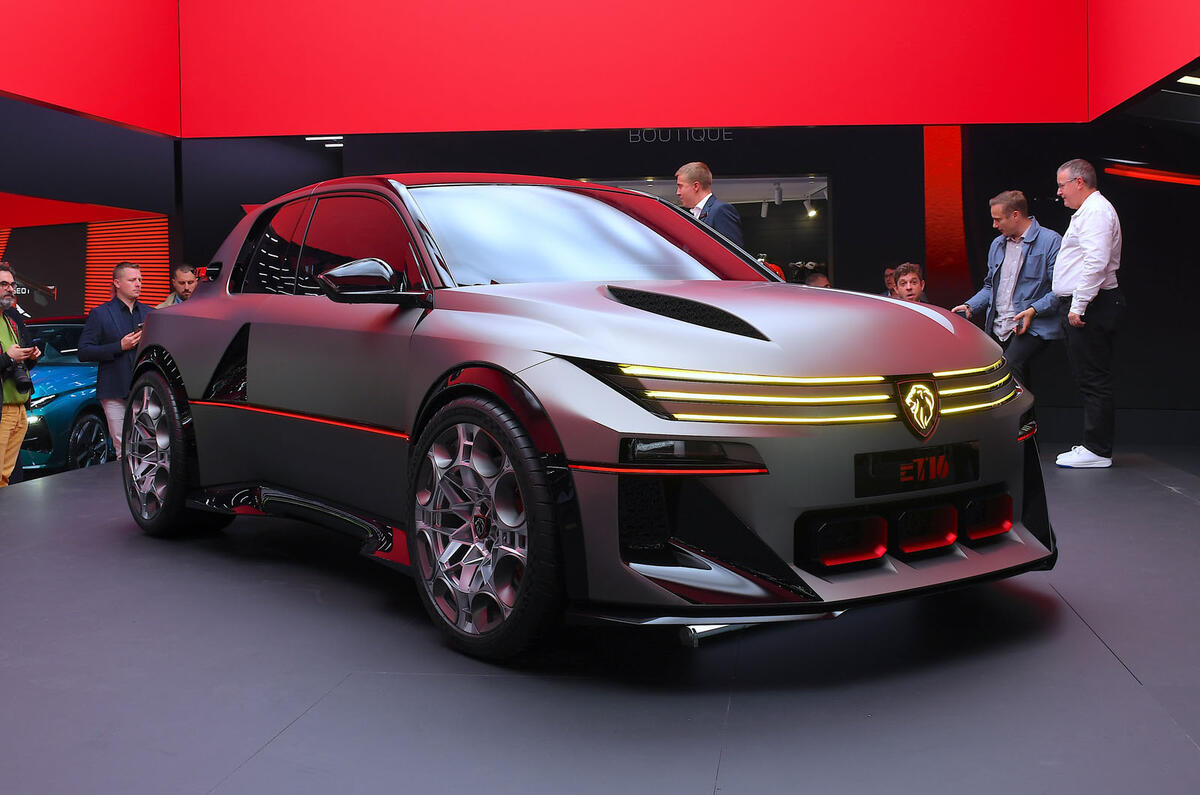 パリ・モーターショーで公開されたプジョーe-T16コンセプト
