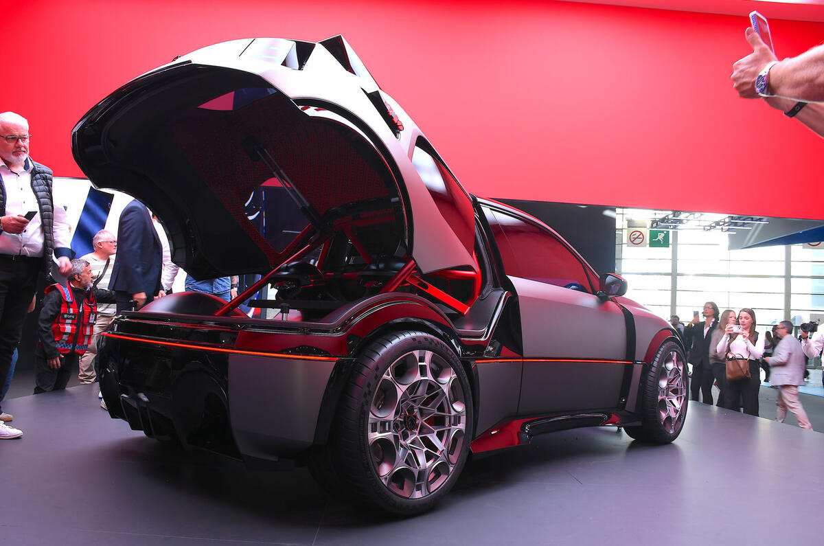 パリ・モーターショーで公開されたプジョーe-T16コンセプト