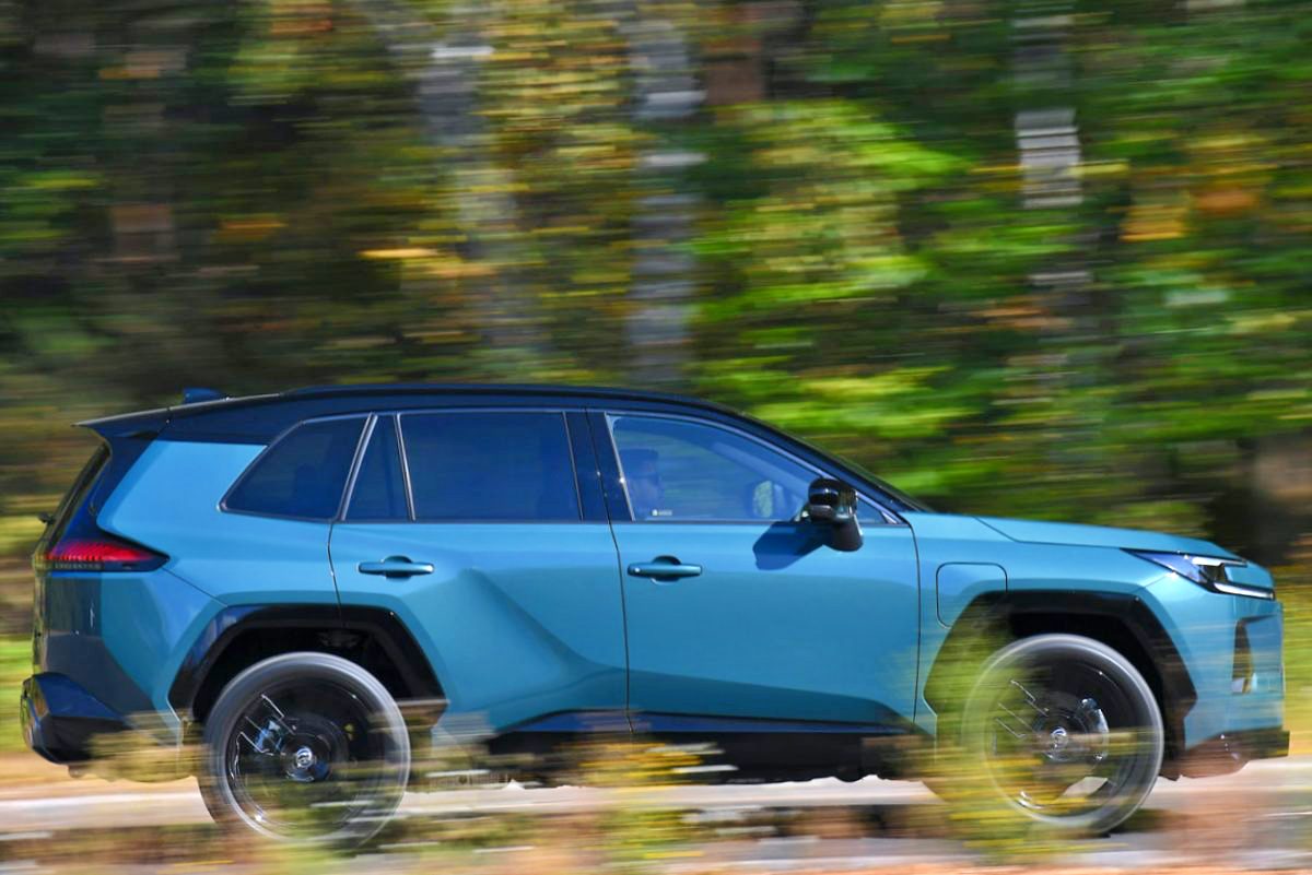 トヨタRAV4 プラグインハイブリッド FWD エクセル（英国仕様）