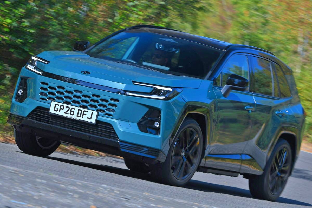 トヨタRAV4 プラグインハイブリッド FWD エクセル（英国仕様）