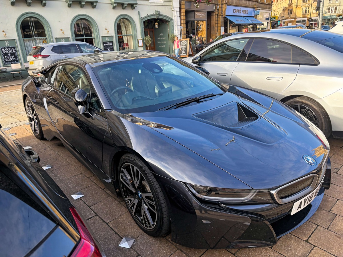 地元で見かけたBMW i8