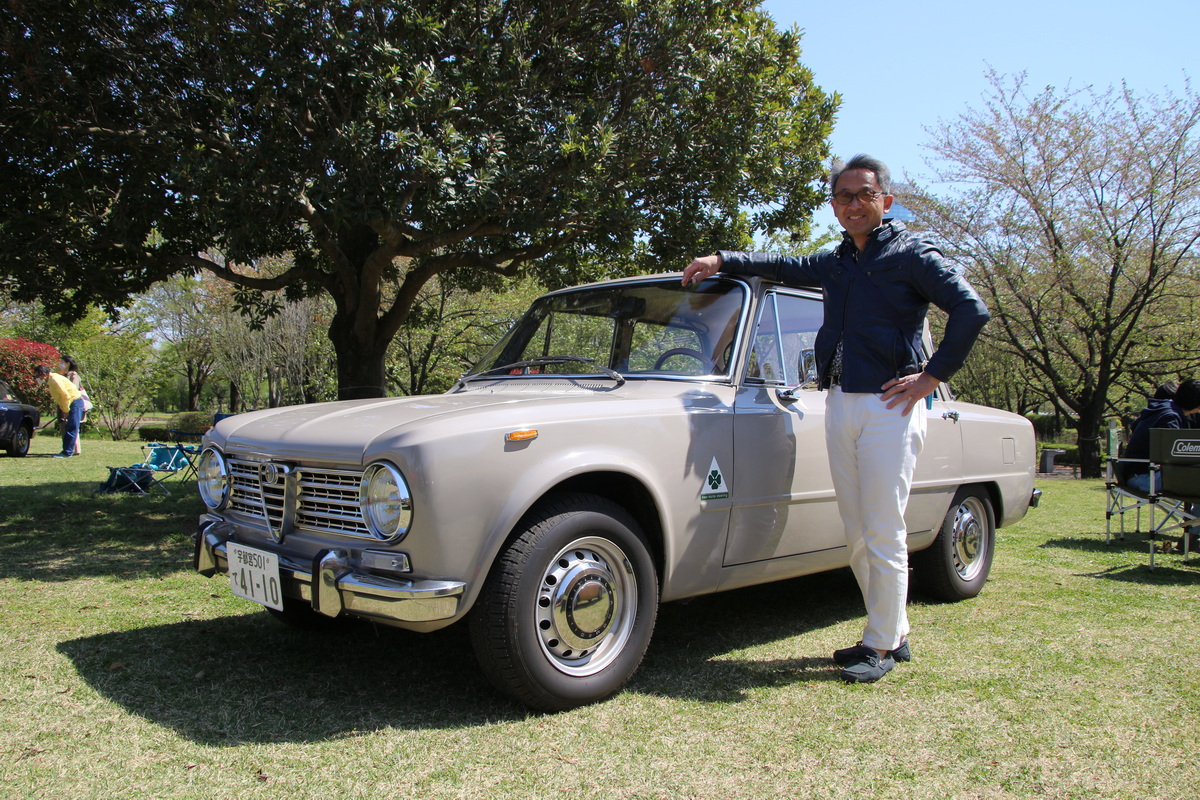 愛車のジュリア1300TIにテントなどのイベント用品を積んでくる主催者の鈴木さん。