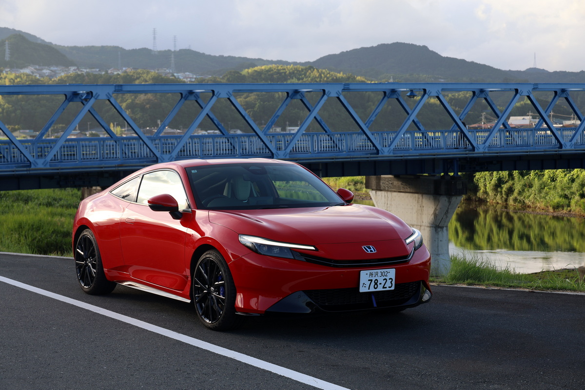 1ヵ月を共に過ごすことになった、フレームレッドのホンダ・プレリュード。