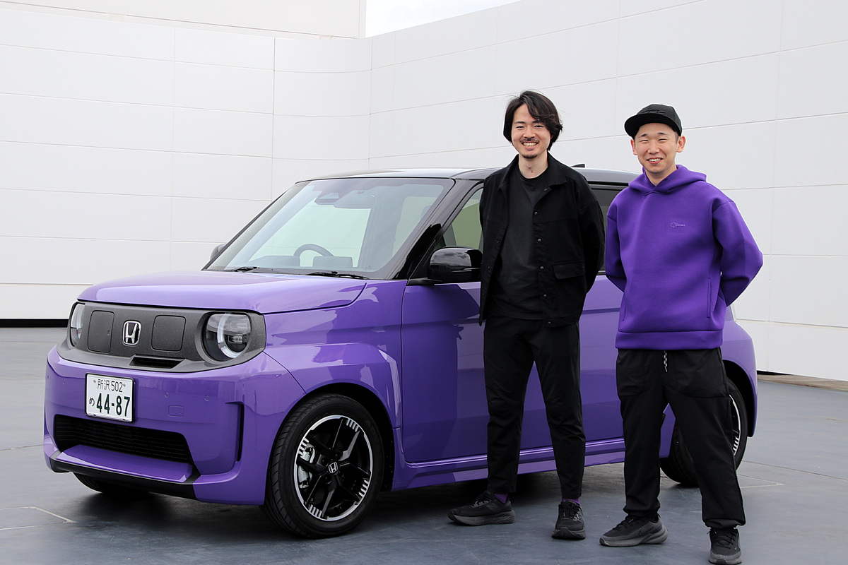 スーパーワンのデザインを担当した本田技研工業の森下さん(左)と中島さん(右)。