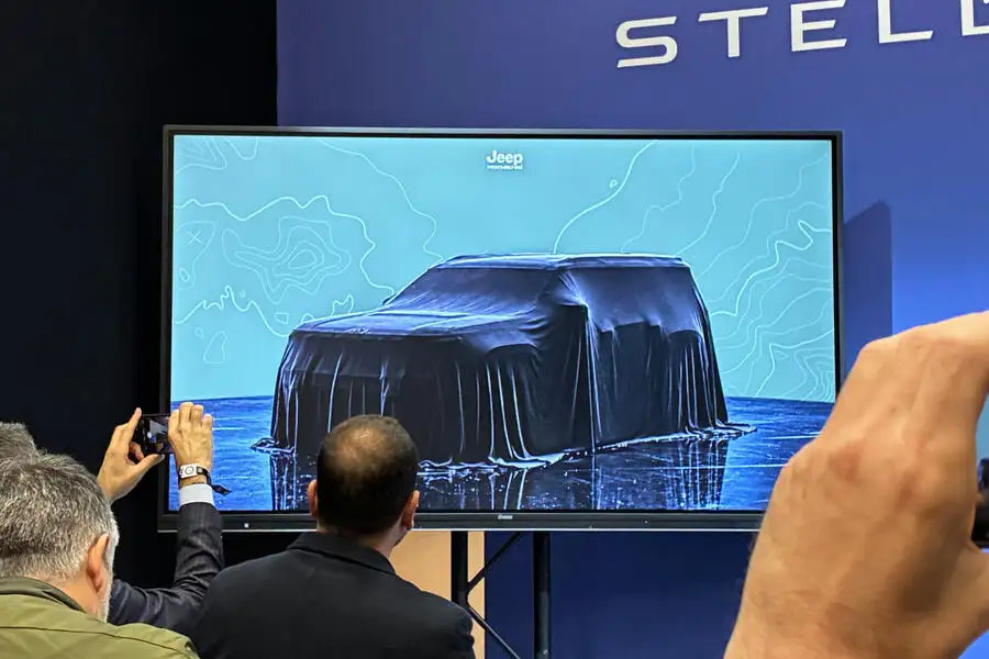 次世代のジープ・レネゲードのティーザー画像