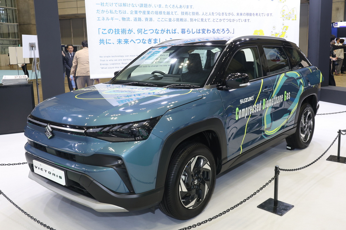 圧縮バイオメタンガスに対応した『スズキ・ビクトリス』（インド生産車）。