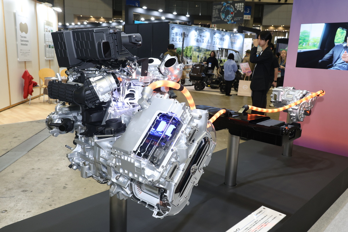 日産のブースでは第3世代eパワーのシステムを、エルグランドの実車と共に展示。