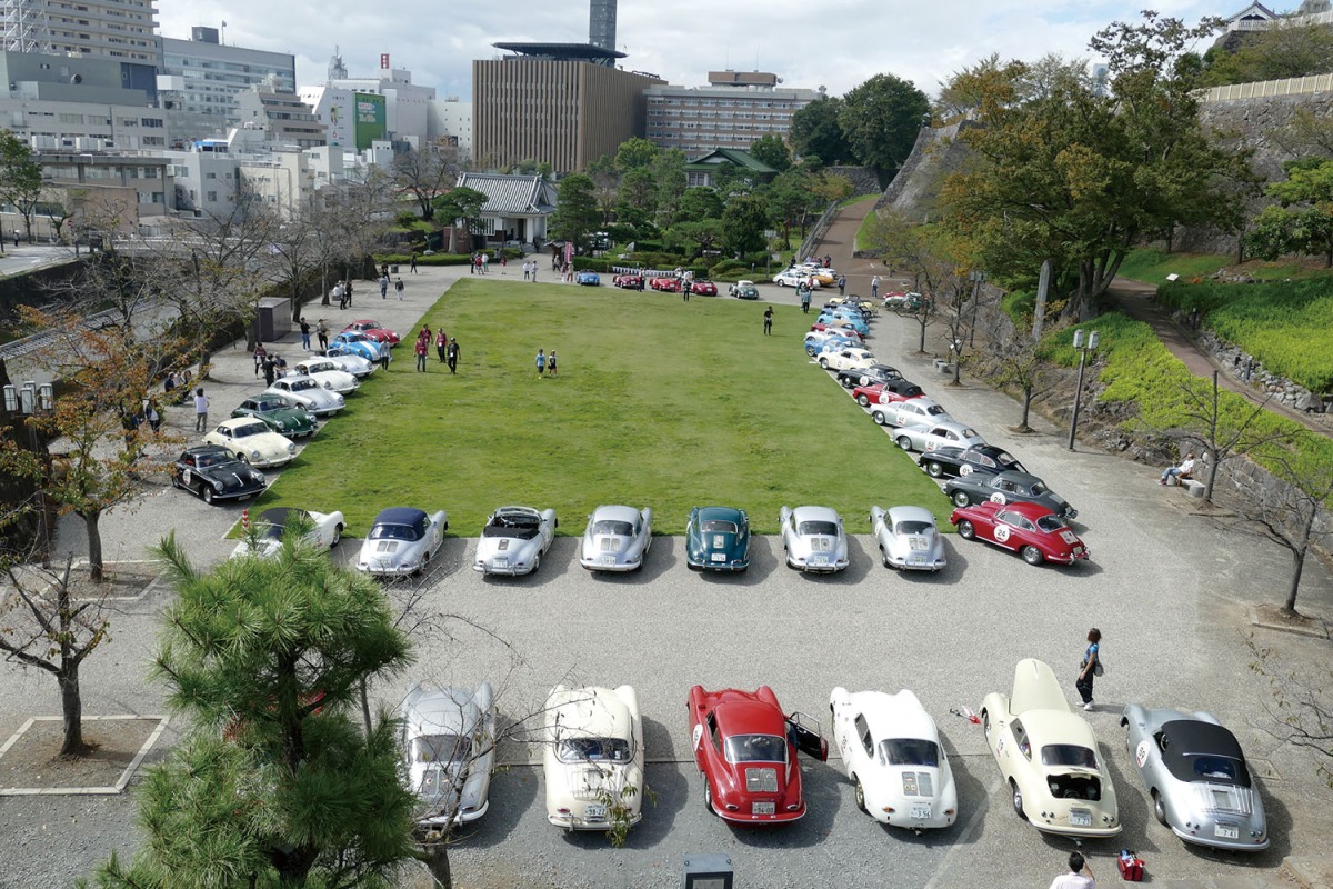 2018年の『ポルシェ356ホリデイin甲府』で舞鶴城芝生広場に整列したポルシェ356。