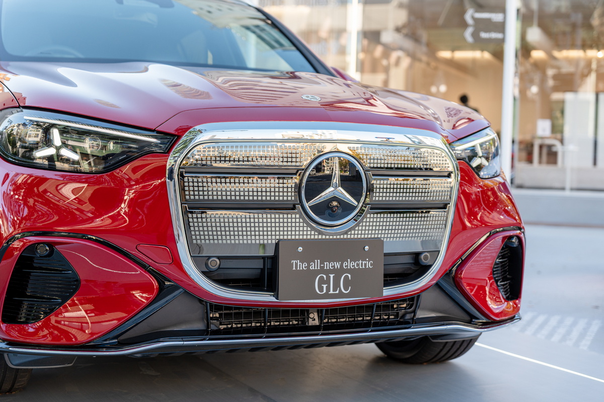 フロントグリルは、往年の名車300SELなどのそれを再解釈したものとなる。