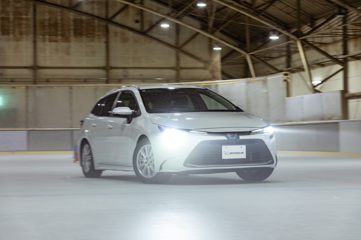 スノー+はトレッド面全体が氷の路面に広く密着。小さな舵角でクルマの向きが変わります。