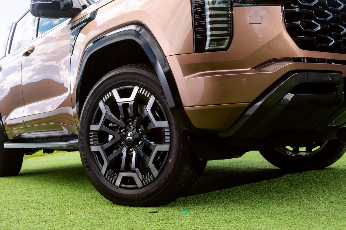 パワートレインを支えるシャシーにはラダーフレームを採用する。