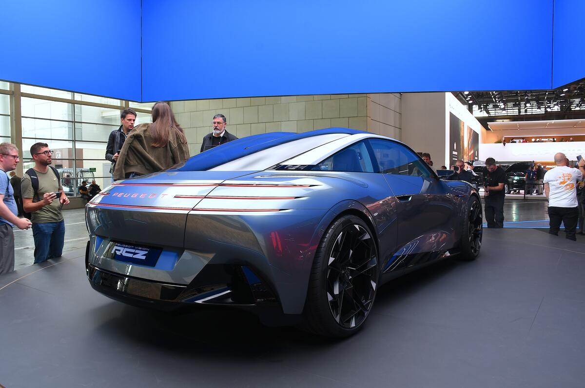 パリ・モーターショー2026で公開されたプジョーRCZビジョン