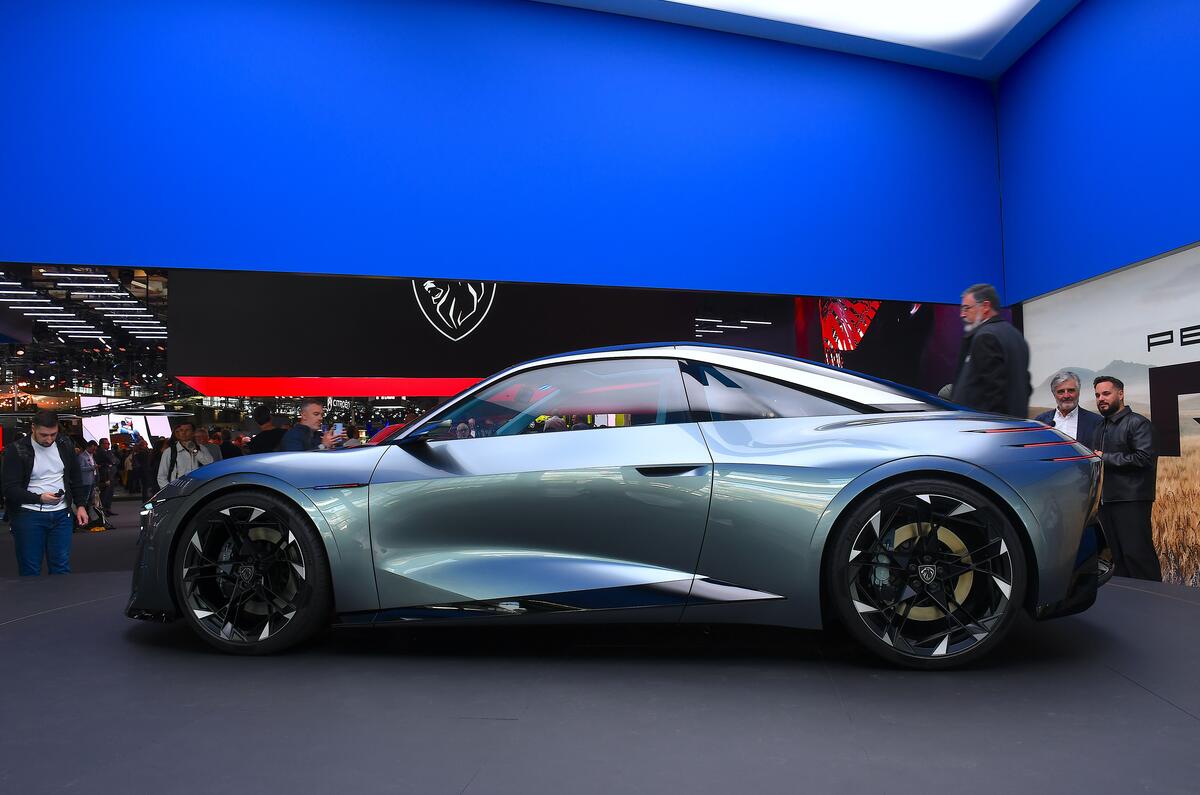 パリ・モーターショー2026で公開されたプジョーRCZビジョン