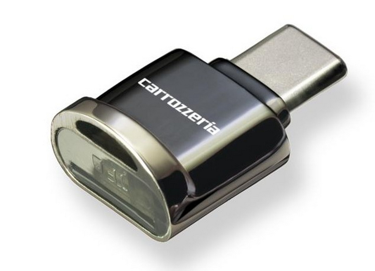ドライブレコーダーの映像をスマホで再生できるようになるマイクロSD用カードリーダー・CD-SDR001。USB Type-Cに対応する。
