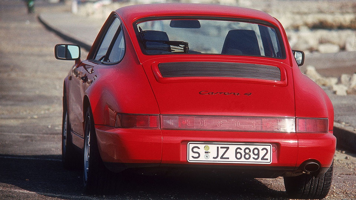 第3世代の911として964は1989年モデルとして送り出された。当初はカレラ4のみの設定だった。