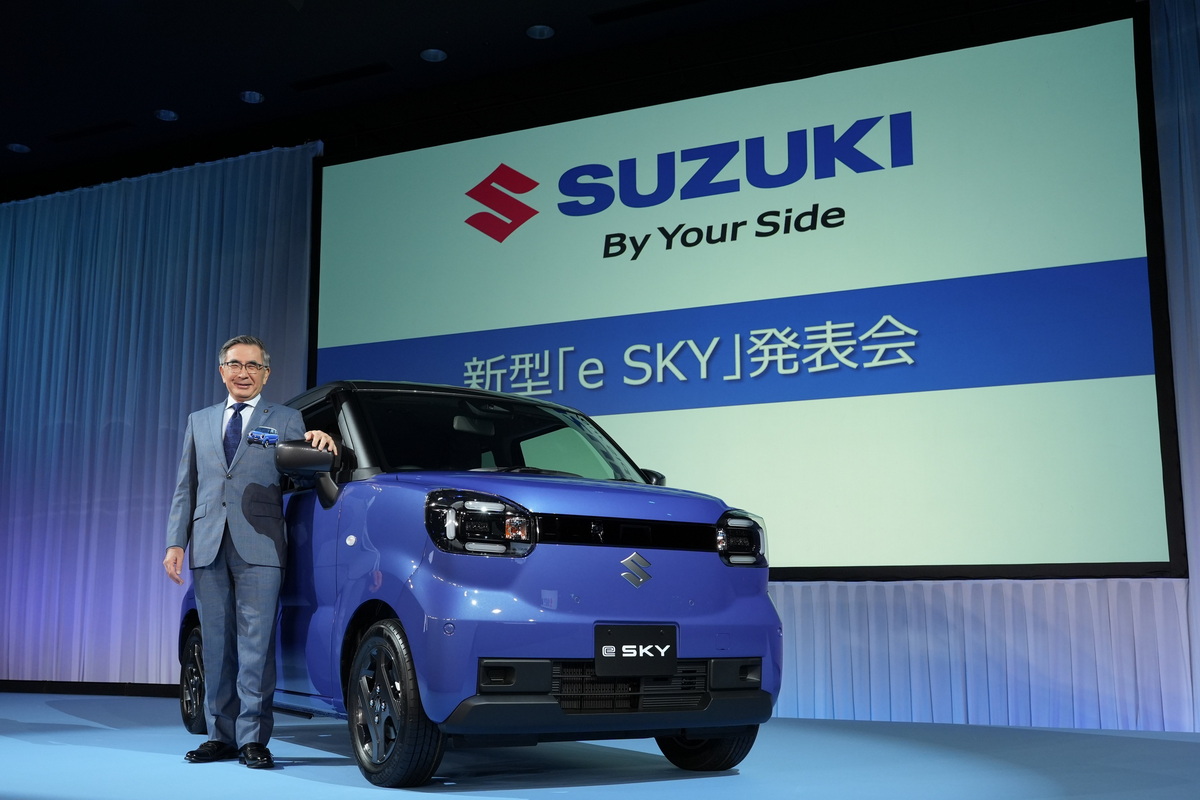 スズキ初の軽自動車EV『eスカイ』の発表会にて、同社の代表取締役社長鈴木俊宏氏。
