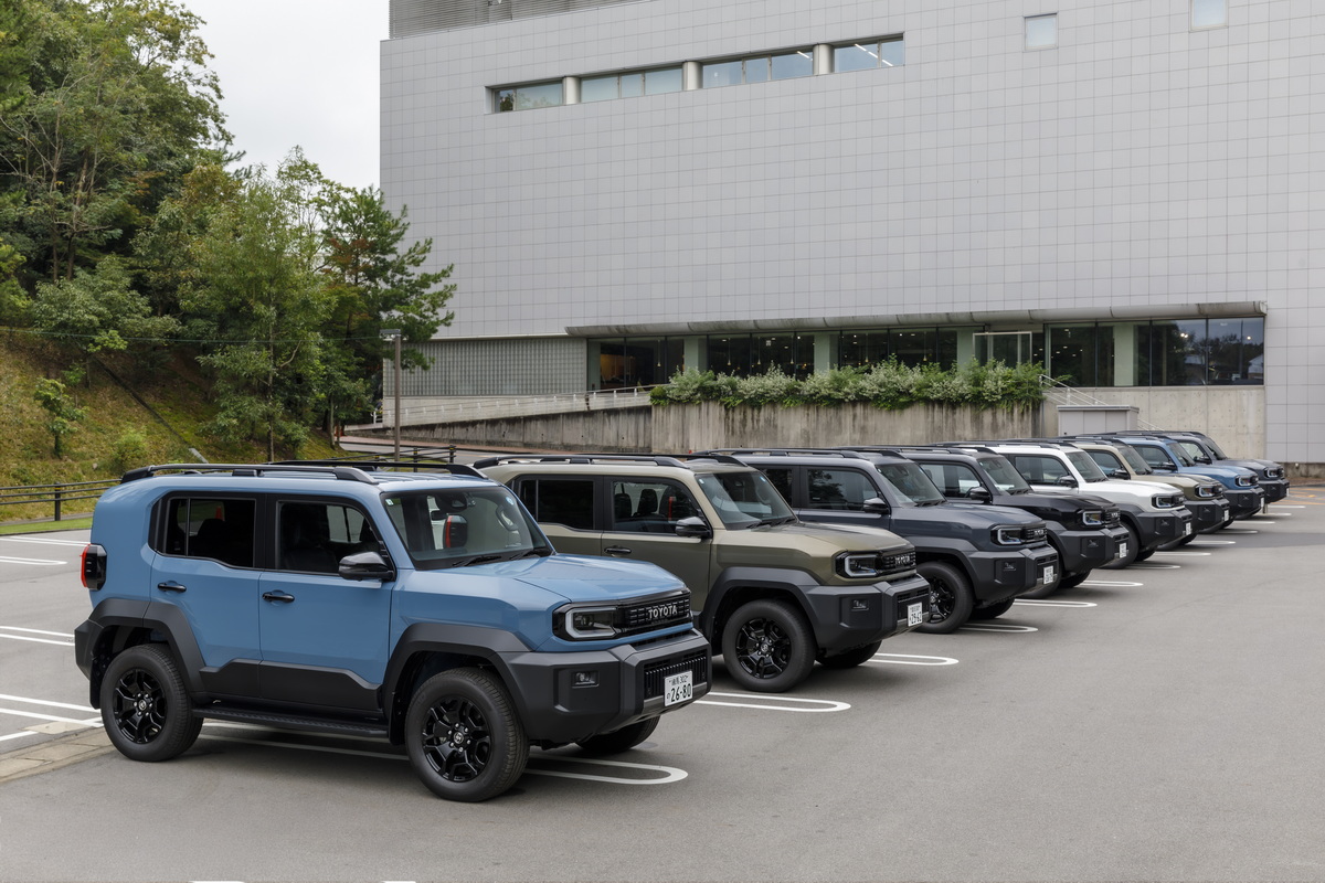 取材に用意された8台のランドクルーザー“FJ”。